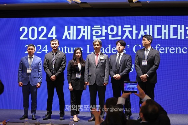 지난 5월 3일 서울 웨스틴 조선호텔에서 열린 ‘2024 세계한인차세대대회’ 폐회식에서 (왼쪽부터) 조별 대표 신조나단(미국) 씨, 김안드레이(카자흐스탄) 씨, 김민진(영국) 씨, 최영한 재외동포청 차장, 이상엽(미국) 씨, 전준홍(미국) 씨가 기념촬영을 하는 모습. [재외동포청] 