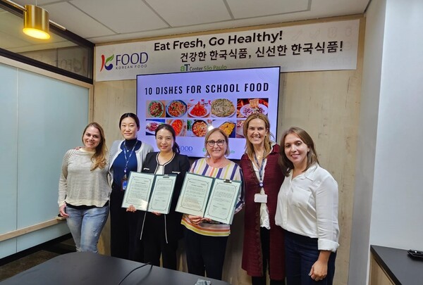 aT상파울루지사가  현지 학교급식에 한식을 도입하기 위해 3개 학교와 업무협약을 체결한 뒤 기념촬영을 하는 모습.