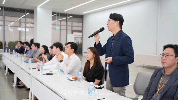  ‘제1회 Friends of Korea Day’에서 현지 진출 기업 실무진이 기업 소개를 하는 모습. 