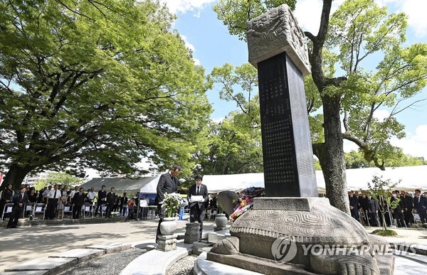 이상덕 신임 재외동포청장이 취임후 첫 행보로 일본을 방문해 8월5일 히로시마평화공원에서 열리는 제55회 한국인 원폭 피해자 위령제에 참석한다. 사진은 지난해 8월5일 히로시마 평화기념공원 한국인 원폭 희생자 위령비 앞에서 1945년 원자폭탄으로 희생된 한국인의 혼을 달래는 위령제가 열리는 모습. 