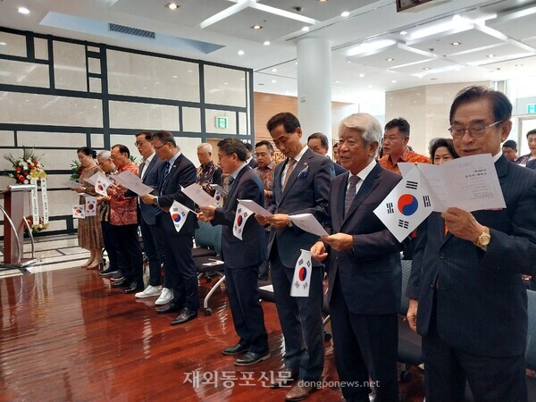 주인도네시아 대한민국대사관에서 열린 제79주년 광복절 경축식에서 김우재 무궁화그룹 회장(맨 오른쪽), 신기엽 재인도네시아 한인회 명예회장(오른쪽 두번째) 등 참석자들이 다함께 광복절 노래를 부르고 있다. 