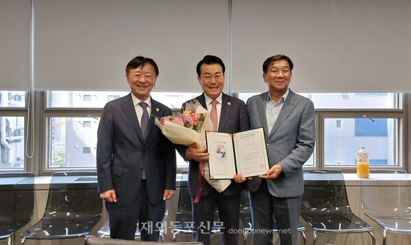 고상구 제2대 세계한인회총연합회 회장 당선자(가운데)가 당선증을 받아들고 심상만 현 회장(왼쪽), 김점배 선관위원장과 기념촬영을 하고 있다.