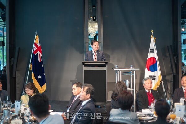 호주한인회 총연합회 주최 한인 차세대 지도자 포럼에서 심승섭 주호주 대사가 축사를 하고 있다.  