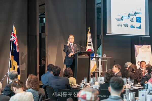 이백순 전 호주대사가 호주한인회 총연합회 주최 한인 차세대 지도자 포럼에서 강연을 하고 있다. 