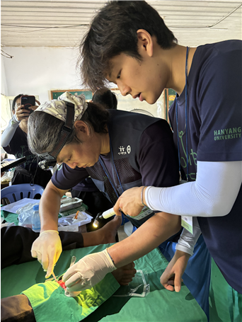 최성국 한양대병원 정형외과 의사(왼쪽)가 현지 주민의 다리를 치료하고 있다. 