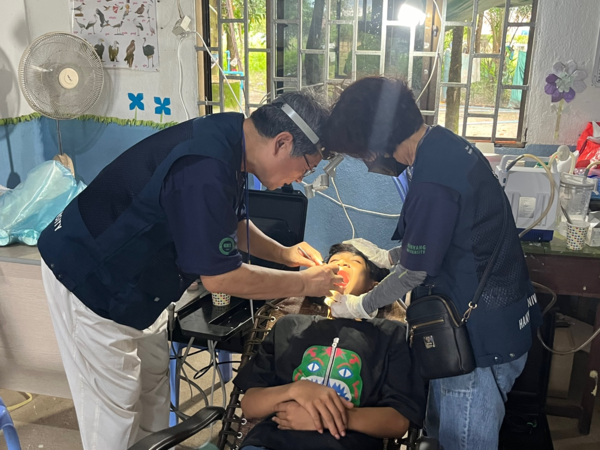 찌는듯한 무더위와 싸우며 의료진과 함께 현지 마을주민을 치료하고 있는 이창훈 한양대 치과의사의 모습. 