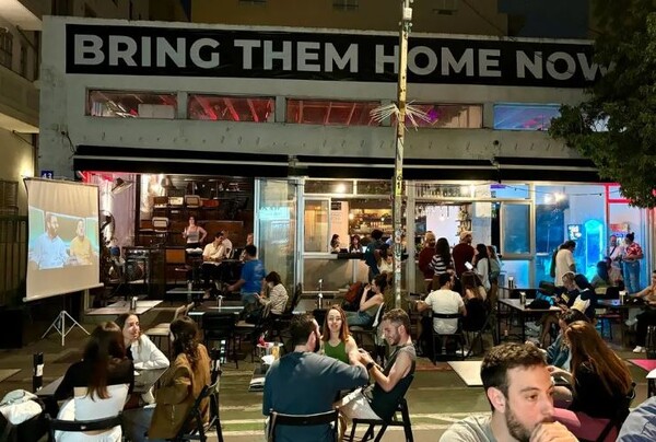 이스라엘 텔아비브 중심가의 노상 바에서 여유를 즐기는 현지인들의 모습. [뉴욕타임스]