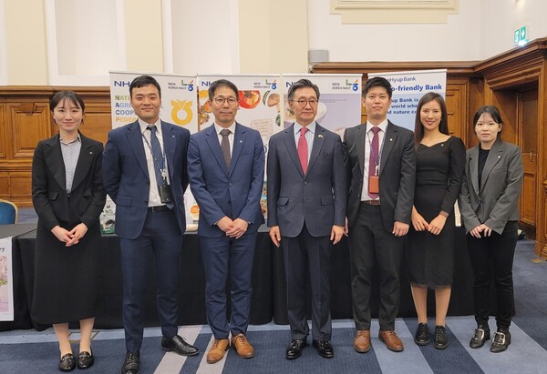 윤여철 주영국대한민국대사관 대사(왼쪽에서 네 번째), 장덕진 NH농협은행 런던사무소장(왼쪽에서 세 번째)이 9월26일 영국 런던 주영국 대한민국 대사관이 주최한 국경일 행사에 설치된 농협은행 우리 농산물 홍보부스 앞에서 기념 촬영을 하고 있다. [NH농협은행]