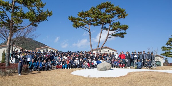 지난해 11월 28일 여수 디오션CC에서 개최된 제2차 장보고 최경주배 골프대회 참가자들이 단체촬영을 하는 모습.