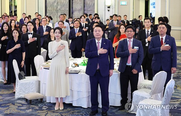 싱가포르를 방문 중인 윤석열 대통령과 김건희 여사가 9일 오후(현지시간) 싱가포르 샹그릴라 호텔에서 열린 동포 오찬 간담회에 참석해 국민의례를 하고 있다.