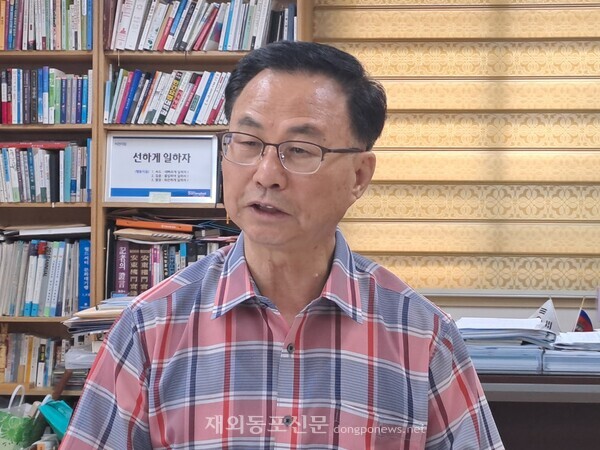 권태일 한인구조단장이 경기도 부천에 위치한 자신의 사무실에서 본지 인터뷰에 응하고 있다.   