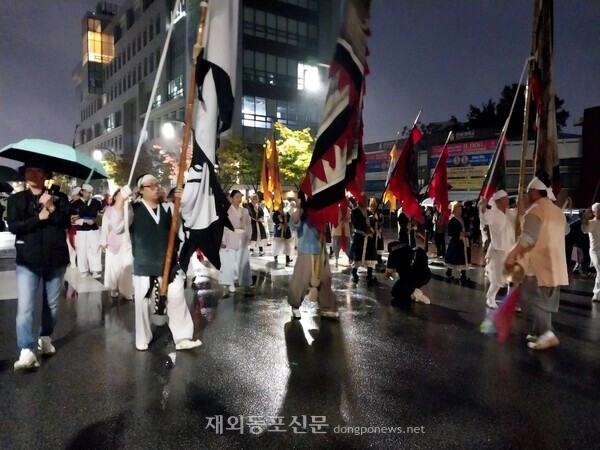 제22차 세계한인비즈니스대회 개회식이 끝나고 캠퍼스 내 만찬장으로 이동하는 길에 풍물놀이가 함께 하며  길잡이 역할을 해주고 있다.   