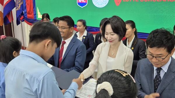 장혜선 롯데장학재단 이사장이 캄보디아 대학생들에게 장학금을  수여하고 있는 장면