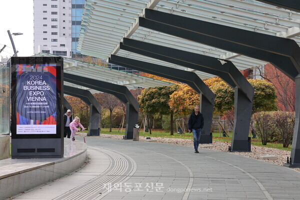 월드옥타가 유럽에서 최초로 개최하는 한국상품 박람회인 '2024 KOREA BUSINESS EXPO VIENNA' 행사를 알리는 안내판이 하나둘씩 행사 참가를 위해 찾아드는 방문객들을 초입에서 맞이하고 있다.   