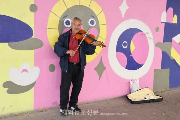 이번 행사 참석자들의 숙소인 근처 호텔에서 행사장인 'AUSTRIA CENTER VIENNA'로 가는 길목에 거리의 악사가 감미로운 바이올린 선율을 선보이고 있다. "비엔나에 왔구나"라는 생각을 들게 한다.      