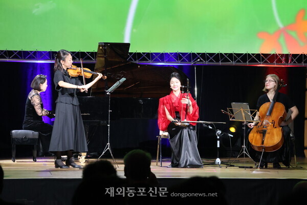 비엔나엑스포 개막식에서 해금과 바이올린, 첼로, 피아노가 한데 어울려 '아리랑' 등 한국의 전통선율을 합주로 선보이는 모습. 해금연주자는 서울대 음대 국악과 교수인 노은아 씨다. 