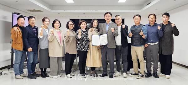 서만교 북경한국인회 회장 당선인이 임원들과 기념촬영을 하고 있다. [이나연 재외기자]