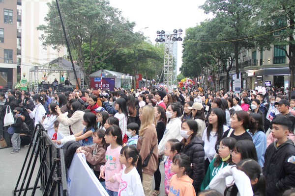 하노이한인회는 오는 12월7일부터 8일까지 이틀간 하노이한인타운에서 '제3회 한-베우정의 거리축제'를 개최한다고 밝혔다.(사진은 지난해에 개최된 거리축제 장면)