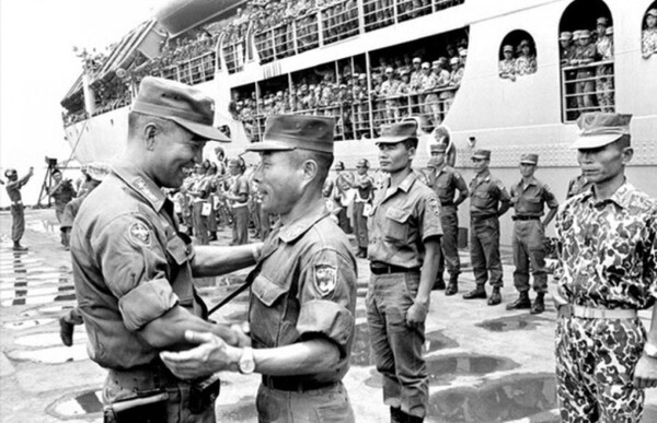 1965년 채명신 주월 한국군 사령관(앞줄 왼쪽)이 베트남으로 파견되는 장병들을 격려하고 있다. 지난 2013년 11월25일 세상을 떠난 채명신 사령관(예비역 육군 중장)은 자신의 유언에 따라 베트남전쟁에서 숨진 사병들 곁에 묻혔다. 대한민국 역사상 장군이 사병 묘역에 묻힌 것은 처음이었다.