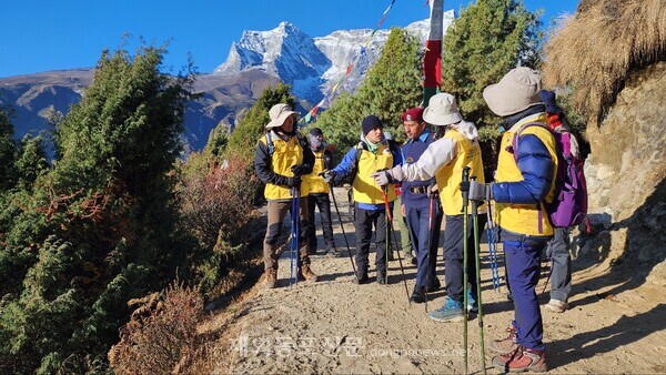 외교부 본부 대표단과 주네팔대사관이 남체 관광경찰과 합동으로 히말라야 등산로를 방문해 안전점검을 실시하는 모습. 