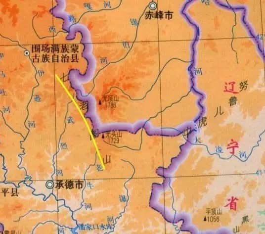 하북성 승덕시와 내몽골 적봉시 경계를 이루는 칠로도산 산맥과 적봉시와 요령성 조양시 경계를 이루는 노로아호산(奴魯兒虎山) 산맥이 적봉시를 둘러싸고 있다. 노로아호산은 ‘어리석은 호랑이가 사람이 되기 위해 노력한 산’의 뜻이라고 한다. 