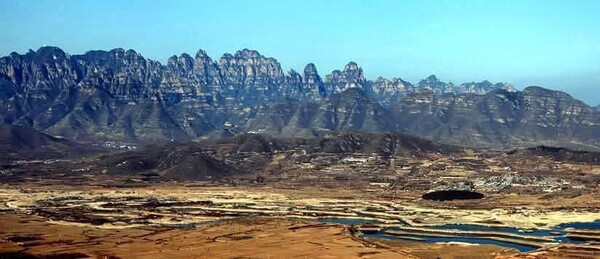 갈석산. 고대의 갈석산은 보정시 서쪽 태행산맥 중심부의 백석산과 동쪽 기슭의 낭아산으로 비정된다. 사진은 낭아산 전경이다.