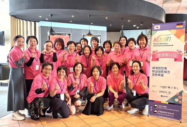 세계한민족여성네트워크 독일지부 봄 세미나 참가자들이 기념촬영을 하고 있다.[배정숙 재외기자]