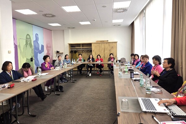 온라인으로 진행된 세미나에서 토론하는 코윈독일 회원들.[배정숙 재외기자]