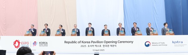 산업통상자원부(장관 안덕근)와 KOTRA(사장 강경성)는 지난 4월 13일 2025 오사카·간사이 엑스포 개막에 맞춰 한국관 개관식을 개최했다. 최남호 산업통상자원부 2차관(왼쪽 다섯 번째)과 강경성 KOTRA 사장(왼쪽 여섯 번째)을 비롯한 참석자들이 기념촬영을 하고 있다.[KOTRA]