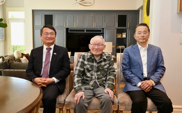 왼쪽부터 임정택 주샌프란시스코 총영사, 독립운동가 이하전 지사, 김한일 샌프란시스코 & 베이 지역한인회장.[샌프란시스코 & 베이지역 한인회]