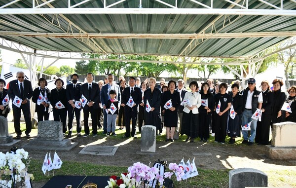 ​광복 80주년을 맞아 대한민국으로 봉환되는 문양목 지사의 묘소를 북가주 한인단체 회원들이 참배하고 있다.[샌프란시스코 & 베이 지역 한인회]