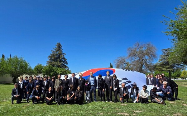 광복 80주년을 맞아 대한민국으로 봉환되는 문양목 지사의 묘소를 북가주 한인단체 회원들이 참배하고 있다.[샌프란시스코 & 베이 지역 한인회]