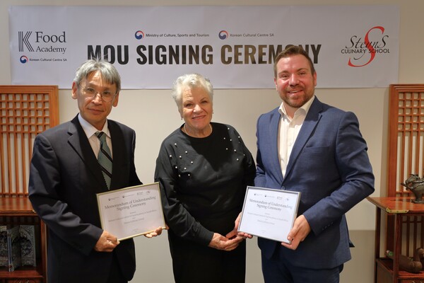 왼쪽부터 유지열 문화원장, 스테인스요리학교 설립자 마리타 스테인, 데이비드 스테인 대표.[주남아공한국문화원]