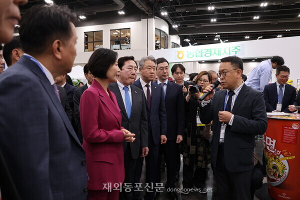 제23차 세계한인비즈니스대회 기업전시관 개막식에 참석한 오영주 중소벤처기업부 장관, 강호동 농협회장, 김영환 충북지사 등 주요 인사들이 전시 참가업체 범일산업의 '하우스쿡' 부스에서 신영석 대표로부터 제품설명을 듣고 있다.