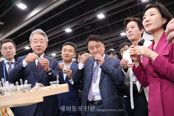 제23차 세계한인비즈니스대회 기업전시관에서 주요 참석인사들이 제품시식을 하는 모습. 오른쪽 두번째가 대회 홍보대사인 배우 정준호 씨.