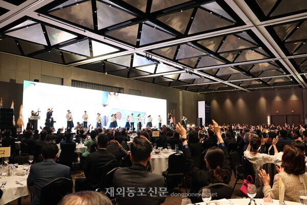 제23차 세계한인비즈니스대회 개회식에서 기념공연이 펼쳐지는 모습.