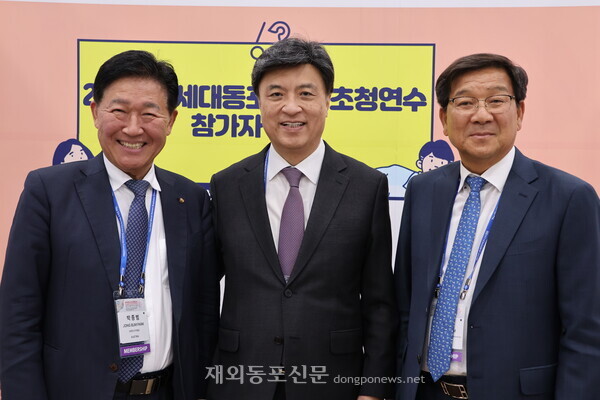 현지시간 4월18일 오후 미국 애틀랜타 개스 사우스 컨벤션센터에서 열리고 있는 제23차 세계한인비즈니스대회 기업전시회에서, (왼쪽부터)박종범 월드옥타 회장, 김영근 재외동포협력센터장, 김점배 아프리카중동한인회총연합회장이 함께 포즈를 취한 모습. [황복희 기자]