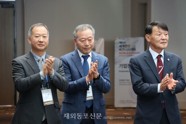 지난 4월17일 제23차 세계한인비즈니스대회 기업진시회 개막 테이프커팅식에서 나란히 자리한 (오른쪽부터) 이경철 미주한상총연 회장, 황병구 미주한상총연 명예회장, 한오동 애틀랜타조지아 한인상공회의소 회장.