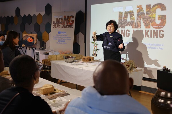 한국 발효 문화를 대표하는 '장담그기' 체험 프로그램 모습.[주남아공한국문화원]