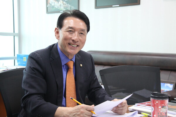 김석기 국민의힘 재외동포위원장이 재외동포를 위한 국민의힘의 정책을 설명하고 있다.[김석기 의원실]