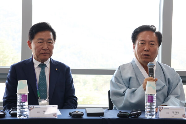 박종범 월드옥타 회장(왼쪽)과 권기창 안동시장이 기자간담회를 진행하고 있다.[황복희 기자]