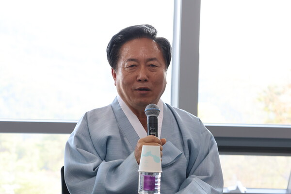 권기창 안동시장이 최근 산불 피해를 설명하면서 피해 복구를 위해 지원해 준 월드옥타에 감사를 표시했다.[황복희 기자]