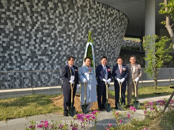 ‘2025 KOREA BUSINESS EXPO ANDONG’ 개회식에 앞서 기념식수를 한뒤 박종범 월드옥타 회장, 이철우 경북 지사, 권기창 안동시장 등이 기념촬영을 하고 있다.  월드옥타는 오는 10월 인천에서 열리는 세계한인경제인대회 전날, 안동에서 '옥타 숲' 조성을 위한 식수작업을 할 계획이라고 밝혔다.  