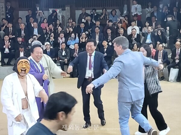 경북 안동에서 희망과 연대의 '2025 KOREA BUSINESS EXPO ANDONG' 행사가 펼쳐지고 있는 가운데, 4월29일 저녁, 세계한인무역협회(월드옥타) 회원들이 하회마을에서 화회별신굿탈놀이 공연을 관람하던 도중에 출연진의 권유로 권기창 안동시장, 박종범 월드옥타 회장과 회원들이 함께 공연에 합류해 화합의 시간을 보내고 있다. [박철의 기자]    