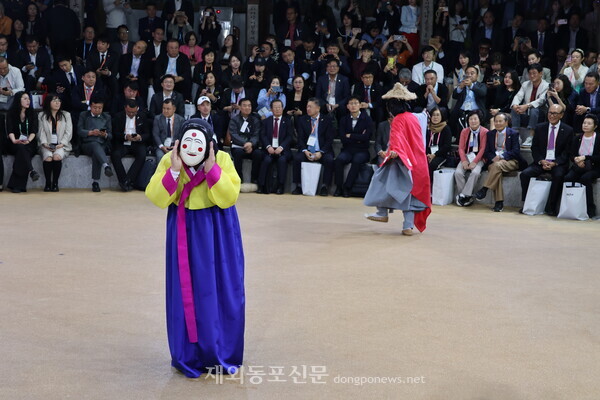 연신 웃음을 자아내는 안동 하회별신굿탈놀이의 한 장면. 야외마당을 가득메운 월드옥타 회원들은 이날 저녁 1시간 30분 가량 공연을 감상한뒤, 셔틀버스 10여대를 나눠 타고 하회장터 식당가로 이동해 여러 식당으로 뿔뿔이 흩어져 미리 받은 안동사랑상품권으로 저녁식사를 했다. 안동찜닭, 안동간고등어 등이 주요 메뉴로 올랐다. [황복희 기자]          