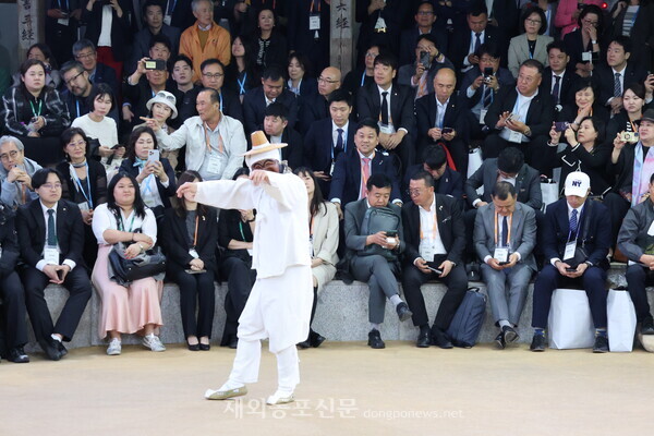 전세계에서 온 월드옥타 회원들이 안동 하회마을에서 절로 어깨를 들썩이게 하는 하회별신굿탈놀이의 흥겨운 춤사위를 감상하고 있다. 하회마을에서 전해져 내려오는 두 가지 놀이 중 하회 선유 불꽃놀이가 선비들의 놀이였다면, 하회별신굿탈놀이는 서민들의 놀이였다.[황복희 기자]  