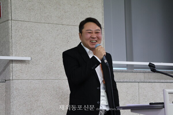 월드옥타 9통상위원회 소속의 안웅용 대표가 강연자로 나서서 맨손으로 사업을 일군 이야기를 하고 있다.