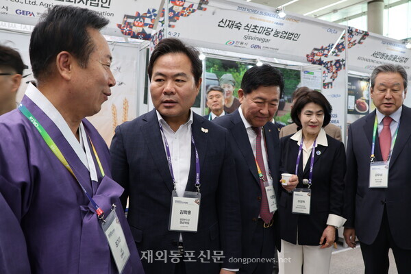 박종범 월드옥타 회장, 권기창 안동시장 등 주요 인사들이 전시·수출상담회가 열리는 기업전시관을 둘러보고 있다. 