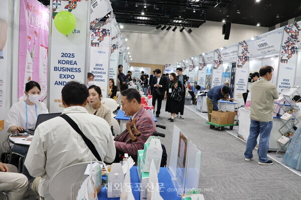 국내 240개 중소기업이 256개 부스를 차려 해외바이어 등과 상담을 벌이는 '2025 KOREA BUSINESS EXPO ANDONG' 기업전시관 첫날 모습. 이번 전시에서도 기대 이상의 실적이 나올 예정이라고 박종범 회장은 밝혔다.     