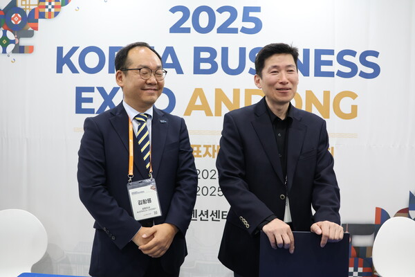 일두산방과 해외 바이어간 30만 달러 규모의 라이스칩 수출계약 MOU를 체결장면.[황복희 기자]